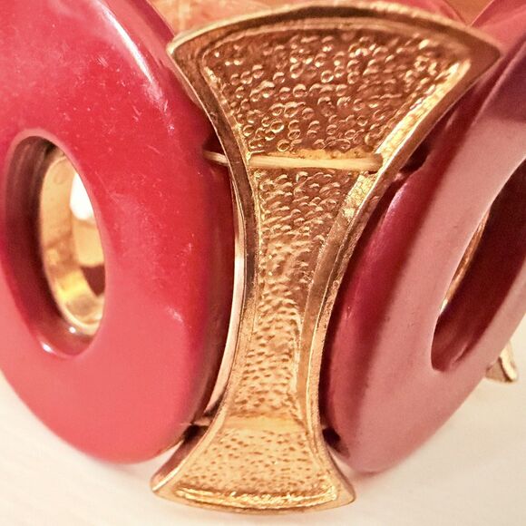 70s Vintage Red Resin / Goldtone Metal Stretch Statement Bracelet Modernist - Picture 9 of 11